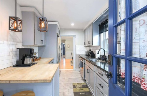 Bayview Condo | The Majestic - Fast Wi-Fi - Multi TVs - Pvt Parking - Arcade - Stocked Kitchen
