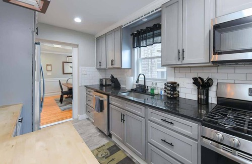 Bayview Condo | The Majestic - Fast Wi-Fi - Multi TVs - Pvt Parking - Arcade - Stocked Kitchen