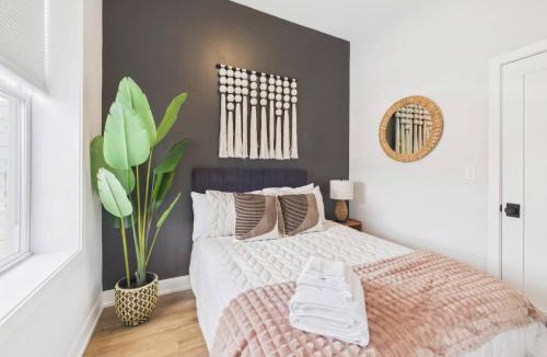 West Town Apartment | The Zen Duplex Two Private Suites for Groups