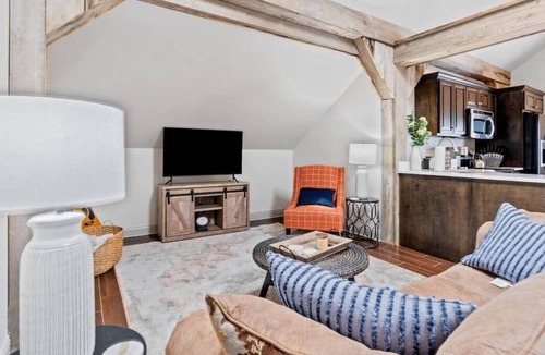 Midway House | This barn is a 2 bedroom(s), 1.5 bathrooms, located in Midway, KY.