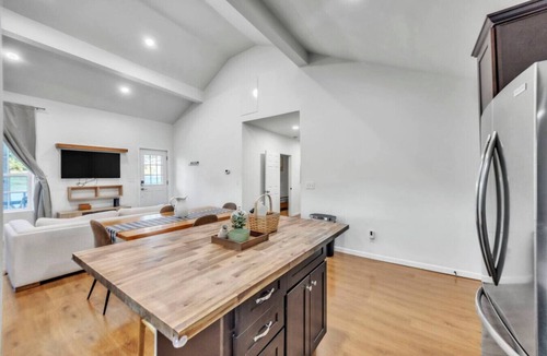 Duncan House | Town-Center Sanctuary:Cozy 3BD for Relocation