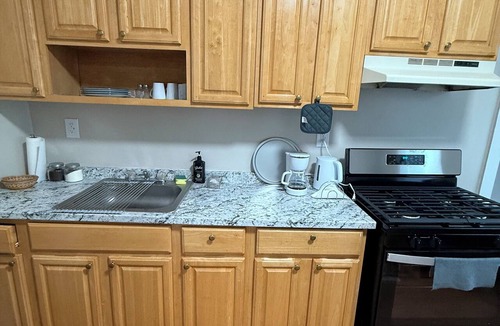 The Hill Apartment | Tranquil 3-bedroom apartment with AC in lovely New Haven Apt.# 2