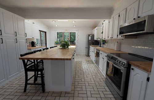 Orange House | Tranquil Nature Retreat 9 min to Yale Sleeps 10 Spacious, Updated, 4br 2bath
