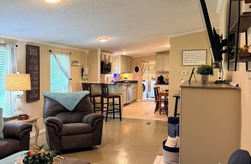 Cleveland House | Tranquil Pondside Getaway