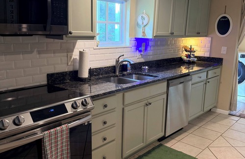Cleveland House | Tranquil Pondside Getaway