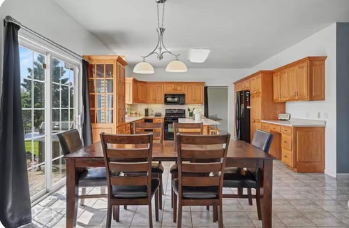 Mahomet House | Tranquil Waterside Getaway