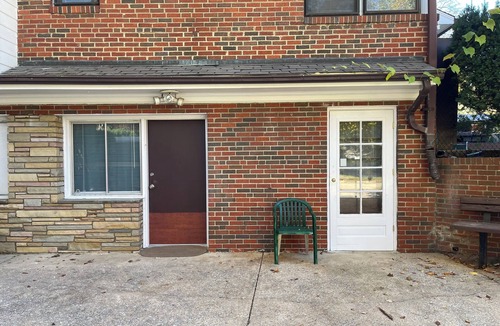 Silver Spring House | Two DB Beds Room, Bathroom, Shower, Fridge, MW, TV, Wifi - 69 night 1st guest.