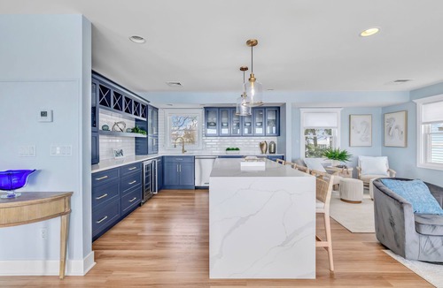 Devon House | Ultimate Beachfront Retreat Rooftop Deck, Dual Kitchens & Ocean Views
