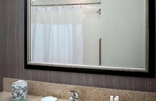 Newark Hotel | Unbeatable Location! 2 Comfortable Units, Indoor Swimming Pool, Pets are Welcome