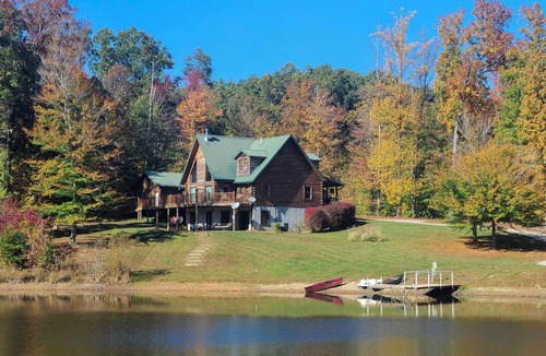 Henryville Cabin | Underwood Home w/ 40 Acres: Fire Pit, Private Lake