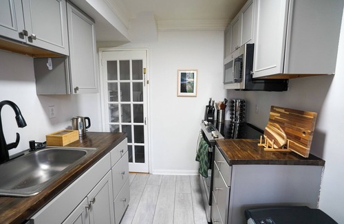 Potomac West House | Unique duplex that has 2 family rooms and 2 kitchens
