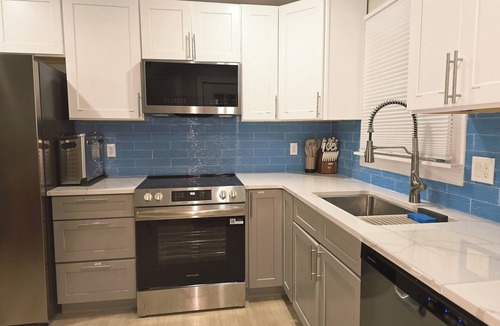 Springfield House | Updated 3Bedroom. 5beds group ready.Walk to the Casino and play game of Pool.
