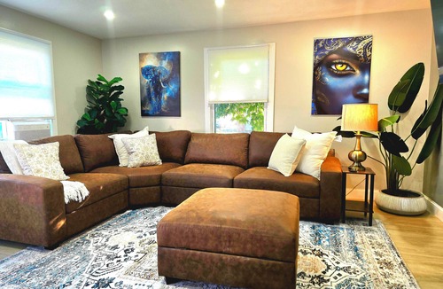 Springfield House | Updated 3Bedroom. 5beds group ready.Walk to the Casino and play game of Pool.