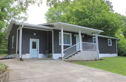 Cadiz House | Updated cottage across from Lake Barkley, awesome patio, pets welcome!