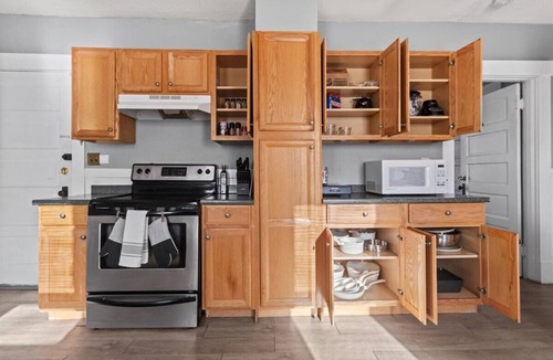 West Hartford Apartment | Updated & Cozy 2bd Near Blueback w. Off street Parking, Utilities + Wifi