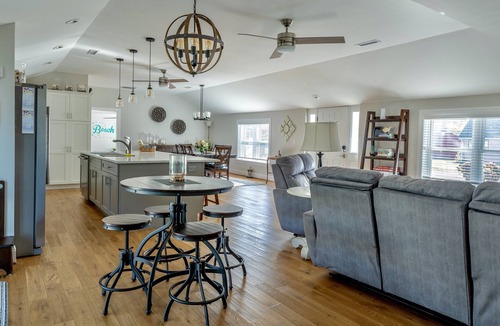 Westbrook Center House | UPDATED HOME, king+queen beds, AC, 5 min walk to beach, 1 min to Waters Edge