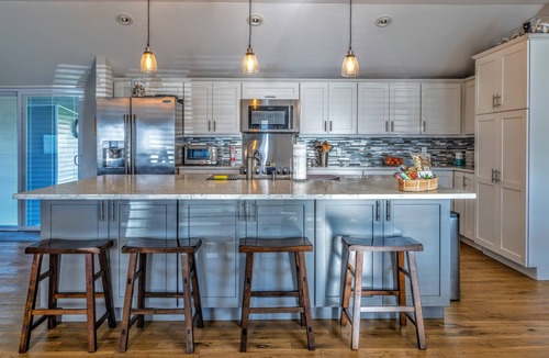 Westbrook Center House | UPDATED HOME, king+queen beds, AC, 5 min walk to beach, 1 min to Waters Edge
