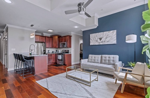 Olde Kensington Apartment | Upscale 2BD | NoLibs | Sleeps 4 | Fitness Center
