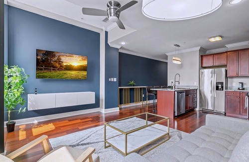 Olde Kensington Apartment | Upscale 2BD | NoLibs | Sleeps 4 | Fitness Center