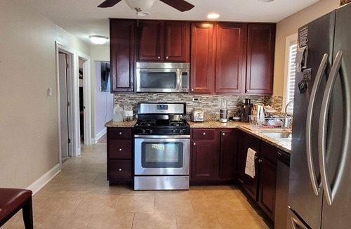 Evergreen Park House | Upscale Suite in Home by Chicago Hospitals/Dining -1200 sqft Suite