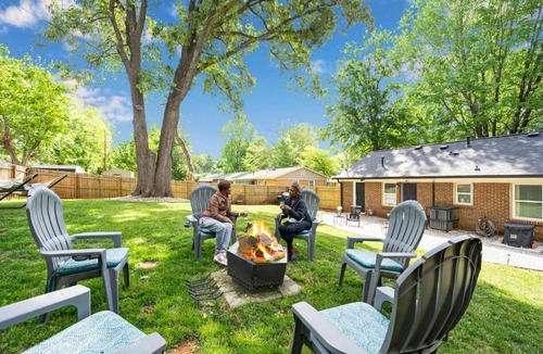 Paw Creek House | Uptown 3BR Oasis - Ice Bath, Firepit, Private Yard