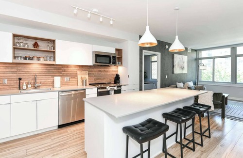 Crystal City Apartment | Urban 2BR Getaway with Rooftop Views, Gym & Parking