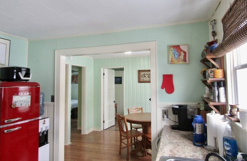 Summerlee House | Vibrant 2 Bedroom Home, Conveniently Close To The New River Gorge National Park.