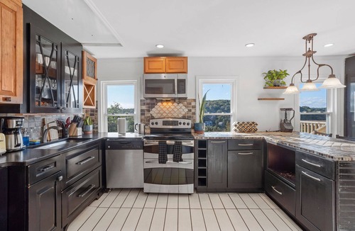 Norwich House | Victorian 4BR/2BA Modern Home
