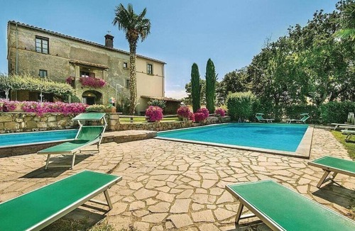 Vitorchiano Villa | Villa Armenide: A splendid seventeenth-century three-story historical villa located on top of a small hill.