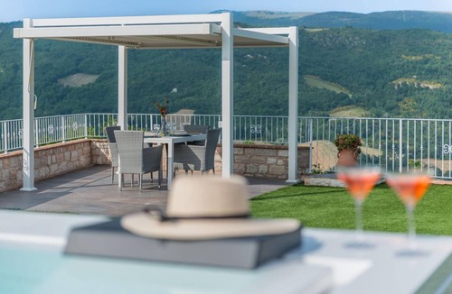 Furlo Villa | Villa Azzurra - Private villa, 2 bedrooms, jacuzzi, A/C, wifi, Marche