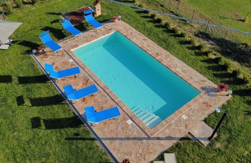 Penna San Giovanni House | Villa with private pool and hot tub near The Sibillini National Park