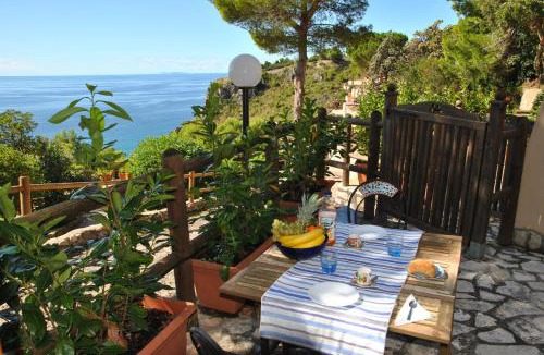 Sperlonga House | Villa with terrace overlooking the sea