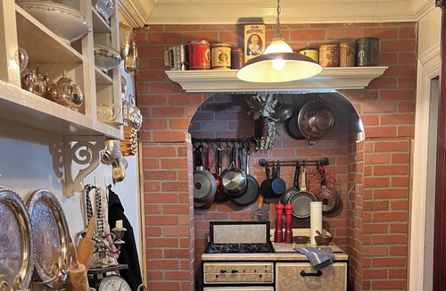 Downtown Niagara Falls Bed & Breakfast | Walk to Everything-Attic Room