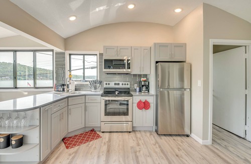 Harveys Lake Apartment | Walk to Harveys Lake! Modern Apt w/Water Views