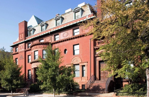 Rosslyn Apartment | Walk to Theodore Roosevelt Island Park! Self Parking, Picnic Area, Starbucks