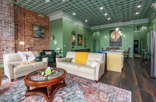 Marion Apartment | Walkable Downtown Marion Luxury Suite