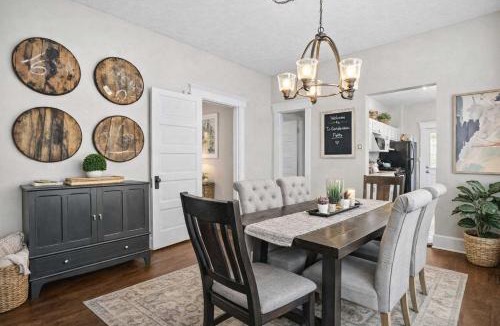 Jeffersonville House | Walkable Historic District Riverview Escape