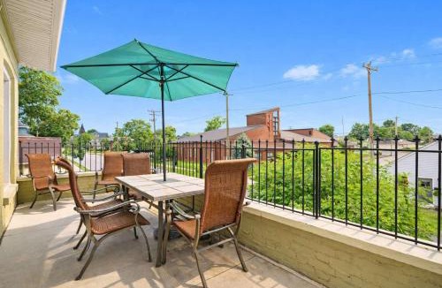 Jeffersonville House | Walkable Historic District Riverview Escape