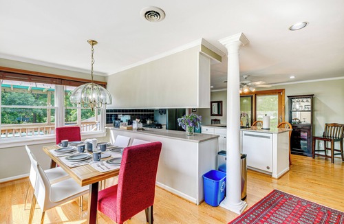 Clarence Apartment | Walkable Main Street Retreat! Apt in Clarence