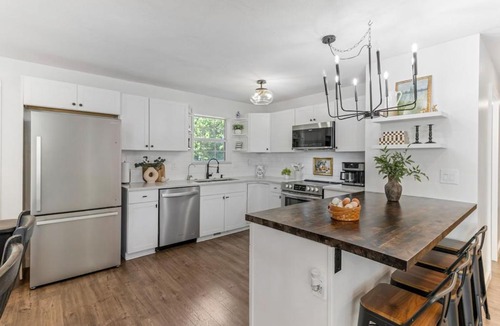 Boiling Springs House | Work & Play Retreat Sleeps 7 BBQ, Arcade & Fresh Eggs