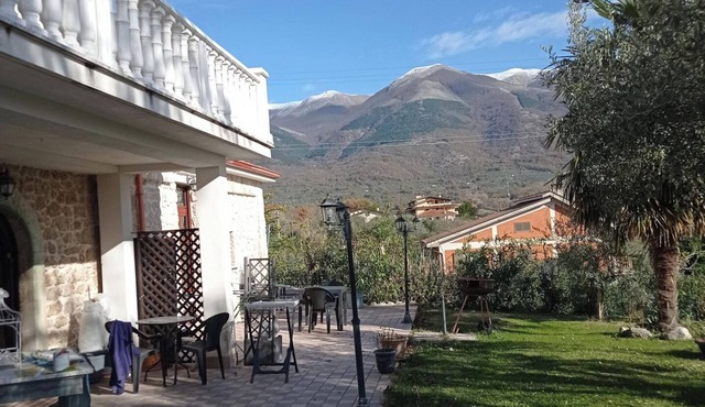 1-Bed Apartment Sleeps 2 - Free Parking and Garden