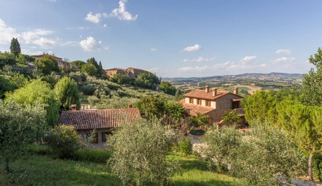 10 minutes walk from Todi center, with pool