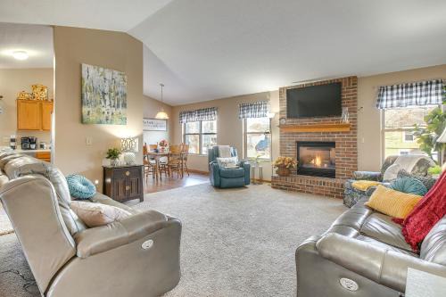17 Mi to Columbus: Pickerington Home w/Fire Pit!