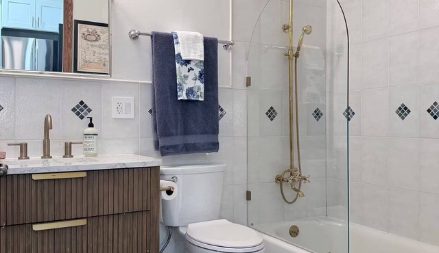 2-bedroom 1 bath stylish apartment in nice Chicago for relaxing stay