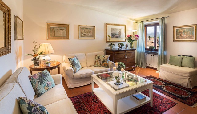 2 Bedrooms Spacious Apartment with Elevator in Lucca