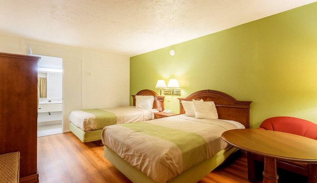 2 Delightful Rooms Near Edgewood Parks w/Free Coffee in Lobby