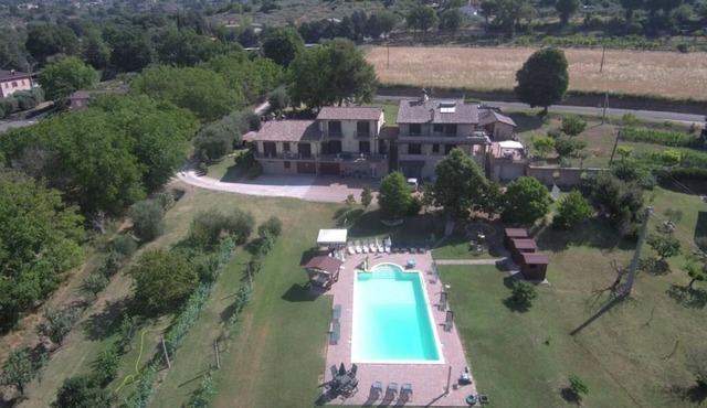 2 Independent apartments with pool - near Assisi Capacity 11 guests
