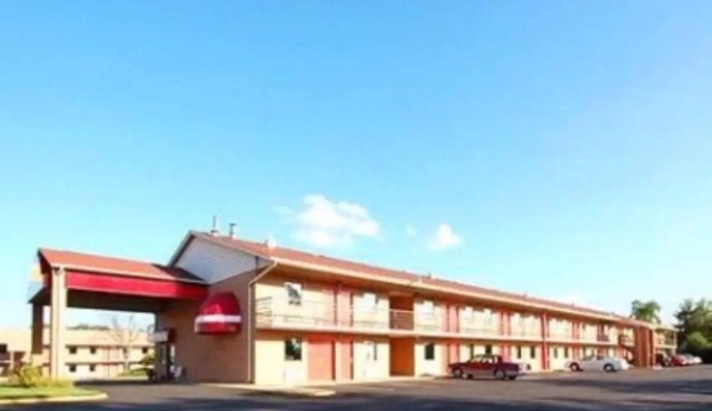 2 Queen Rooms Near City Fun + Savings – Explore Charlotte Premium Outlets Nearby