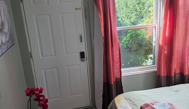 3-bedroom 1 bath house in amazing Manchester with AC