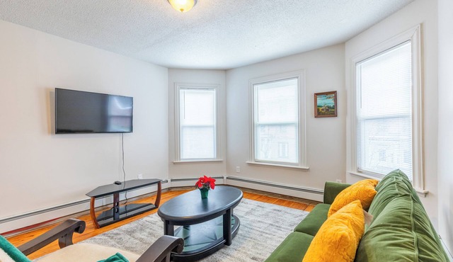 3-bedroom apartment steps to Downtown Hartford